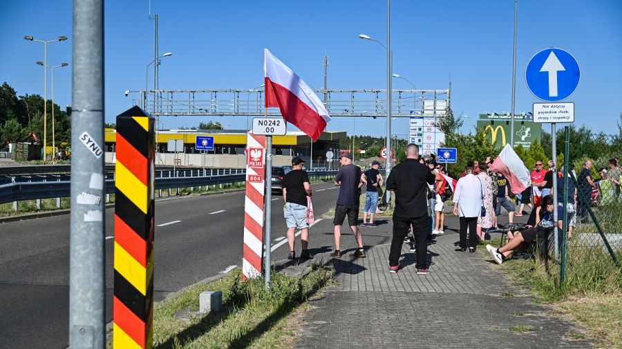 Wracają kontrole na granicy. Przygotowania służb  (fot. PAP/Marcin Bieleck)