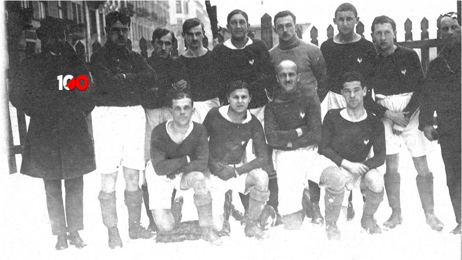 Reprezentacja Polski na mecz z Węgrami, rozegrany w Budapeszcie 18 grudnia 1921 roku. Widoczni: Jan Loth (stoi 6. z lewej), Ludwik Gintel (klęczy 1. z prawej), Artur Marczewski, Zdzisław Styczeń, Stanisław Cikowski (klęczy 2. z lewej), Tadeusz Synowiec (klęczy 2. z prawej), Stanisław Mielech (stoi 2. z lewej), Wacław Kuchar (stoi 4. z lewej), Józef Kałuża (stoi 3. z lewej), Marian Einbacher, Leon Sperling. Kraków, grudzień 1921. Fot. NAC/IKC, Tadeusz Cyprian, sygn. 1-S-2293