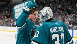 Hokeiści San Jose Sharks. Na głównym planie Alex Nedeljkovic oraz Macklin Celebrini. Drużyna z Kalifornii jako jedyna podczas piątkowych meczów wygrała spotkanie we własnej hali. Odniesione zwycięstwo pozwoliło jej przedłużyć serię meczów ze zdobytym punktem do pięciu (fot. Getty)