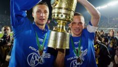 Tomasz Hajto i Tomasz Wałdoch z Pucharem Niemiec (fot. Getty Images)