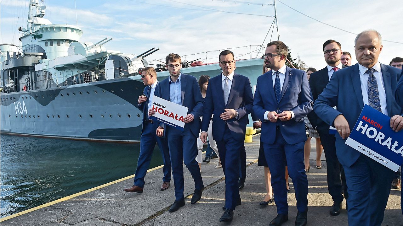 Premier Mateusz Morawiecki (C-L) i kandydat PiS na prezydenta Gdańska Marcin Horała (C-P) podczas spotkania wyborczego PiS w Gdyni (fot. PAP/Marcin Gadomski) Premier Mateusz Morawiecki (C-L) i kandydat PiS na prezydenta Gdańska Marcin Horała (C-P) podczas spotkania wyborczego PiS w Gdyni (fot. PAP/Marcin Gadomski)