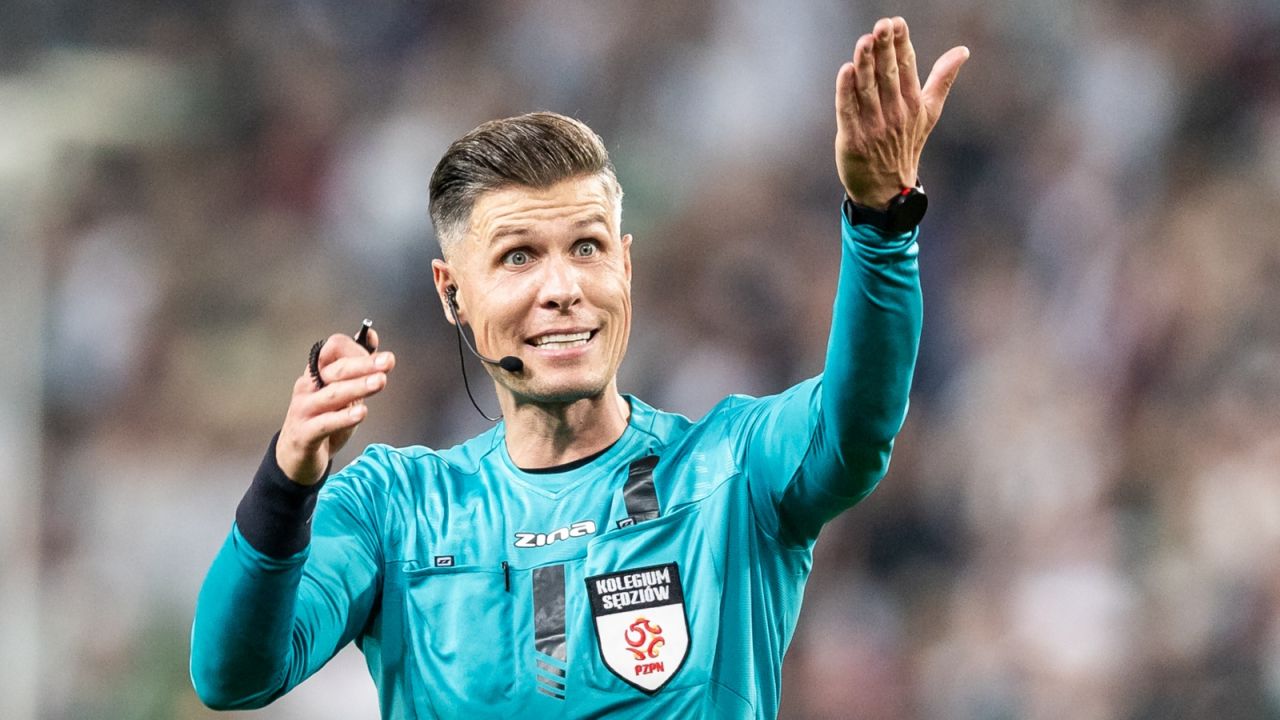 Sędzia Karol Arys przedwczesnym gwizdkiem nie dał szans sędziemu VAR na interwencję w sprawie trzeciego gola dla Legii w meczu z GKS Katowice (fot. Getty Images)