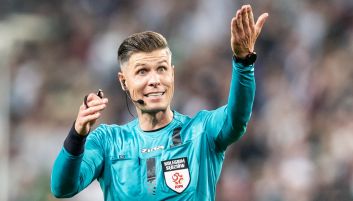 Sędzia Karol Arys przedwczesnym gwizdkiem nie dał szans sędziemu VAR na interwencję w sprawie trzeciego gola dla Legii w meczu z GKS Katowice (fot. Getty Images) Sędzia Karol Arys przedwczesnym gwizdkiem nie dał szans sędziemu VAR na interwencję w sprawie trzeciego gola dla Legii w meczu z GKS Katowice (fot. Getty Images)