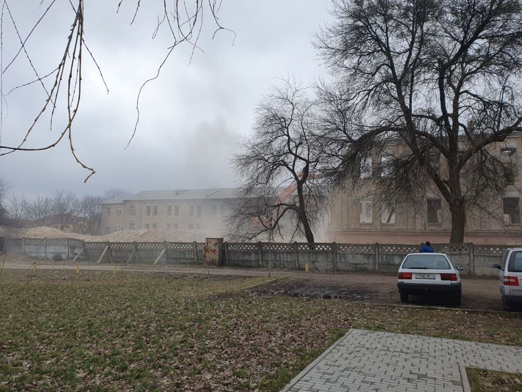 У Горадні зносяць арыгінальны будынак былой Аляксандраўскай казармы ХІХ стагоддзя па вуліцы Шчорса, 2. (Фота: urbanhrodna / Telegram)