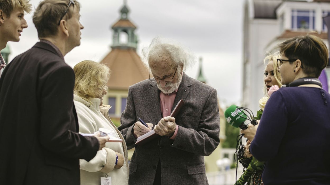 Franciszek Pieczka, laureat tegorocznej Wielkiej Nagrody, nie krył się przed łowcami autografów (fot. S. Loba)