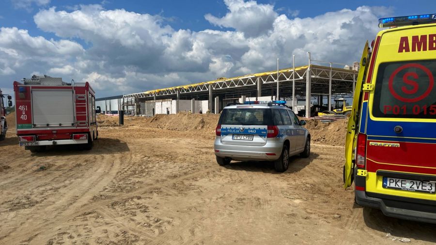 Mianowice: wypadek na budowie, ściana przygniotła 56-latka (fot. Daniel Tarchała/Radio SUD)