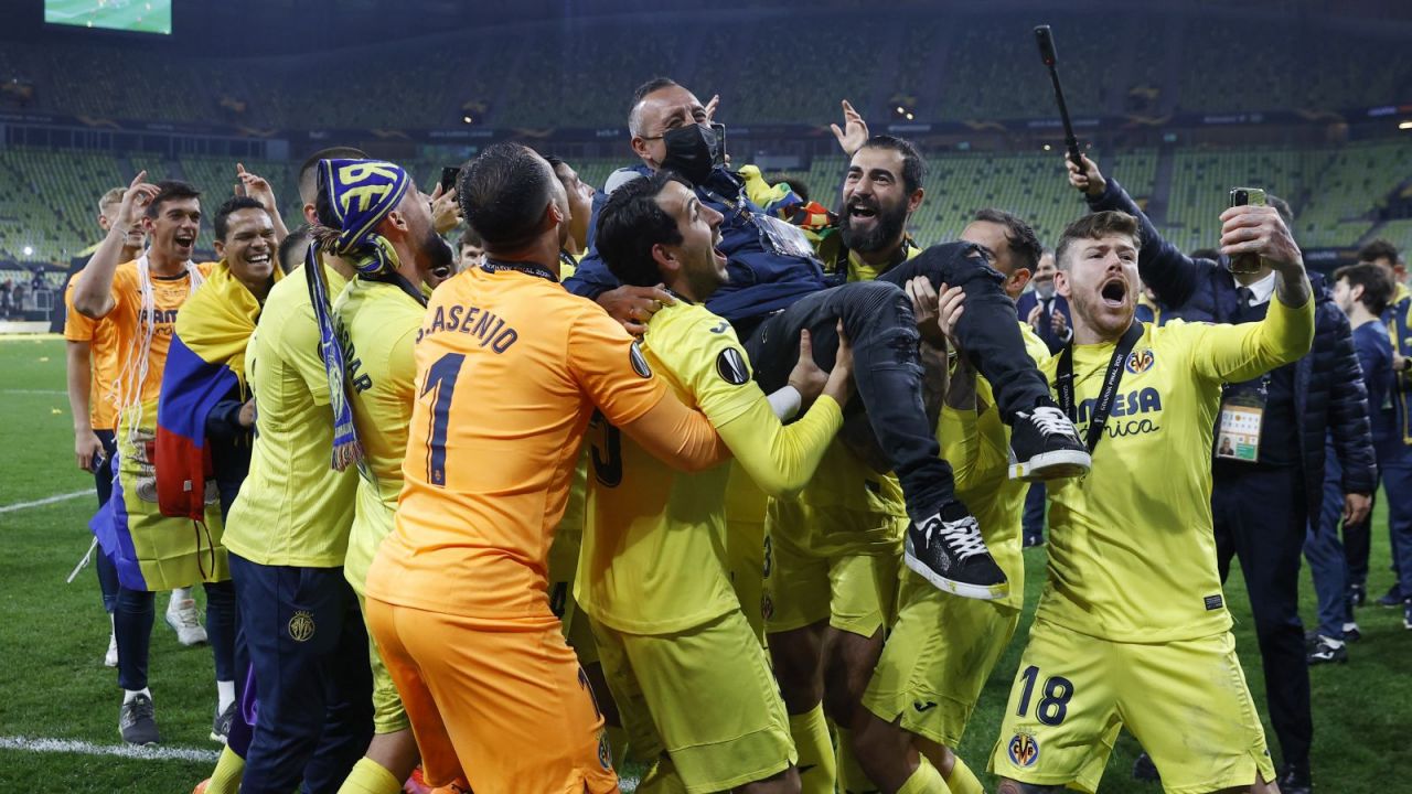Piłkarze Villarrealu świętują sukces w Lidze Europy (fot. Getty Images)