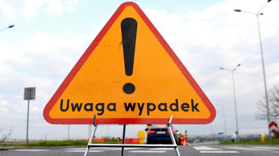 Ostrzeszów, dk11, wypadek, ciężarówka wjechała w słup (fot. PAP/Darek Delmanowicz)