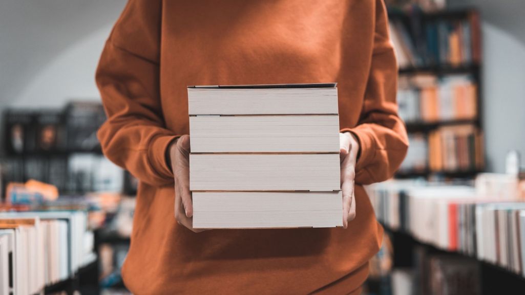 W Polsce i na świecie wciąż pojawiają się nowe rankingi ważnych lub popularnych książek. Fot. Vladimir Borovic/ Shutterstock