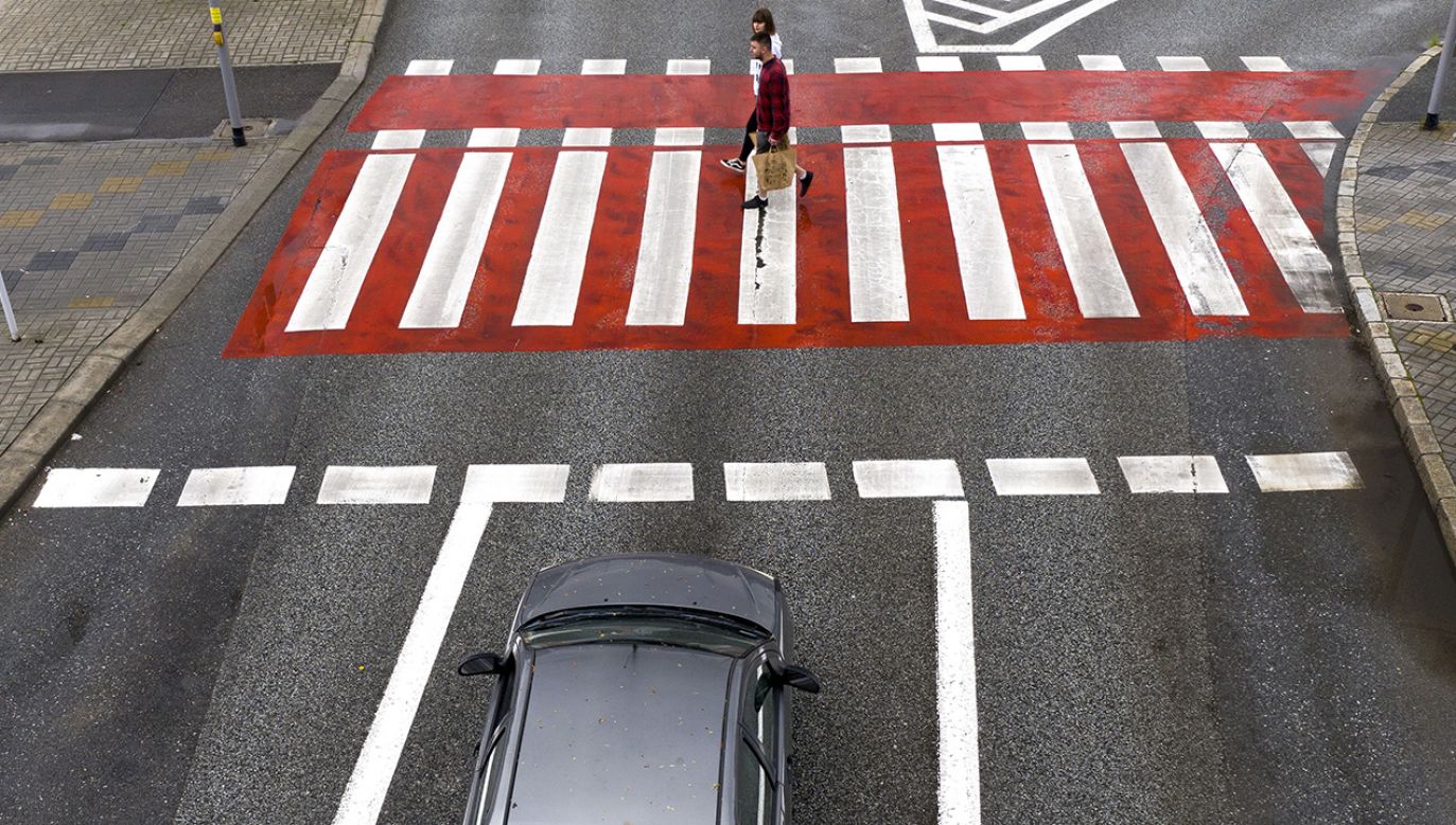 Według policjantów kierowcy mają nadal problem z dostosowaniem się do przepisów drogowych w rejonie przejść dla pieszych (fot. arch. PAP/D.Delmanowicz, zdjęcie ilustracyjne)