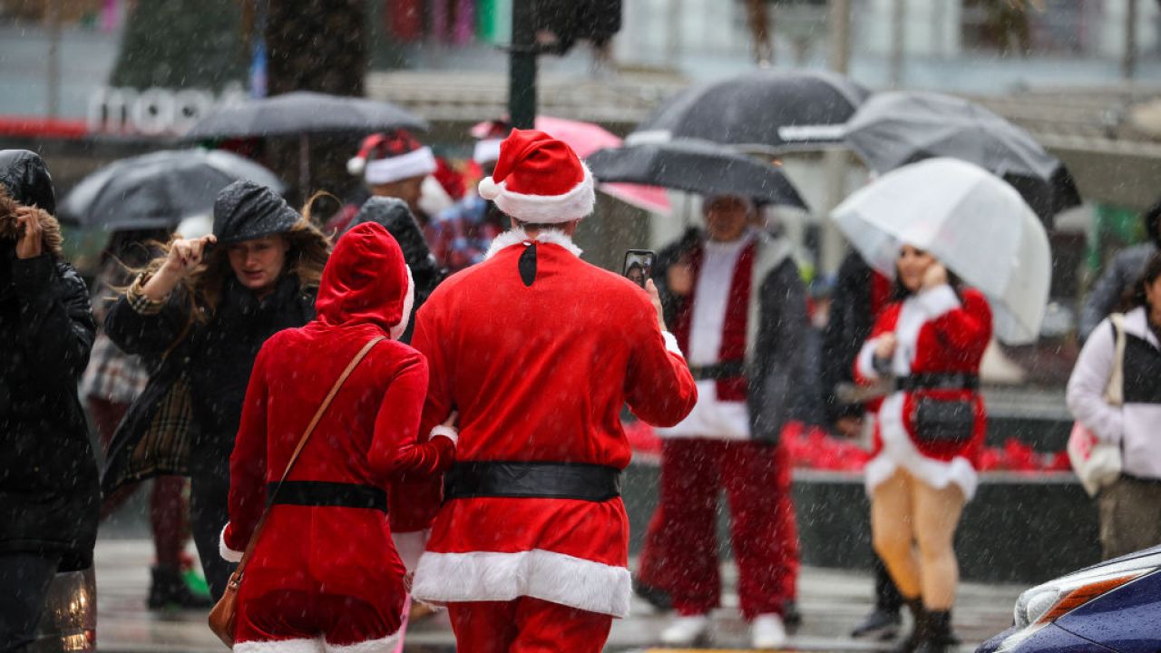 Tym razem Boże Narodzenie jest deszczowe... (Fot.Tayfun Coskun/Anadolu Agency; Getty Images)