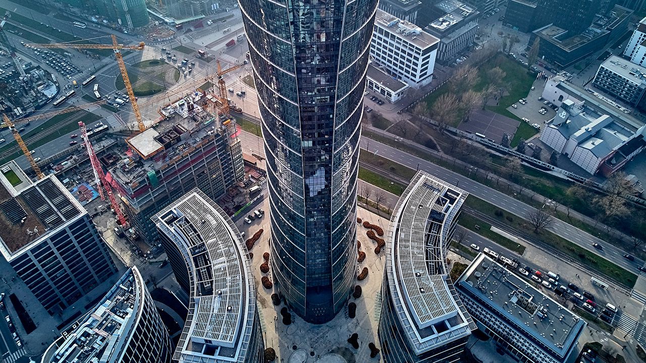 Większość ewakuowanych oczekuje pod wieżowcem na dalszy bieg wypadków (fot. Shutterstock/udmurd) Większość ewakuowanych oczekuje pod wieżowcem na dalszy bieg wypadków (fot. Shutterstock/udmurd)