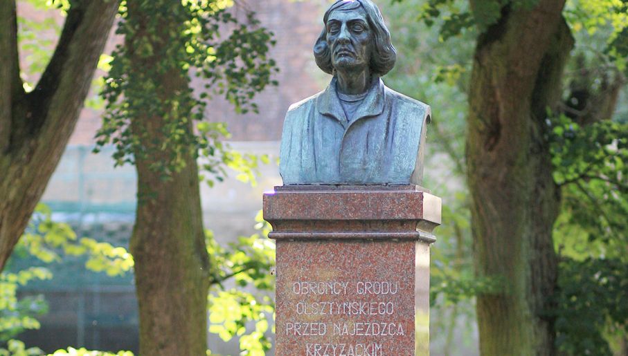 Pomnik Mikołaja Kopernika w parku Podzamcze w Olsztynie (fot. PAP/Tomasz Waszczuk)