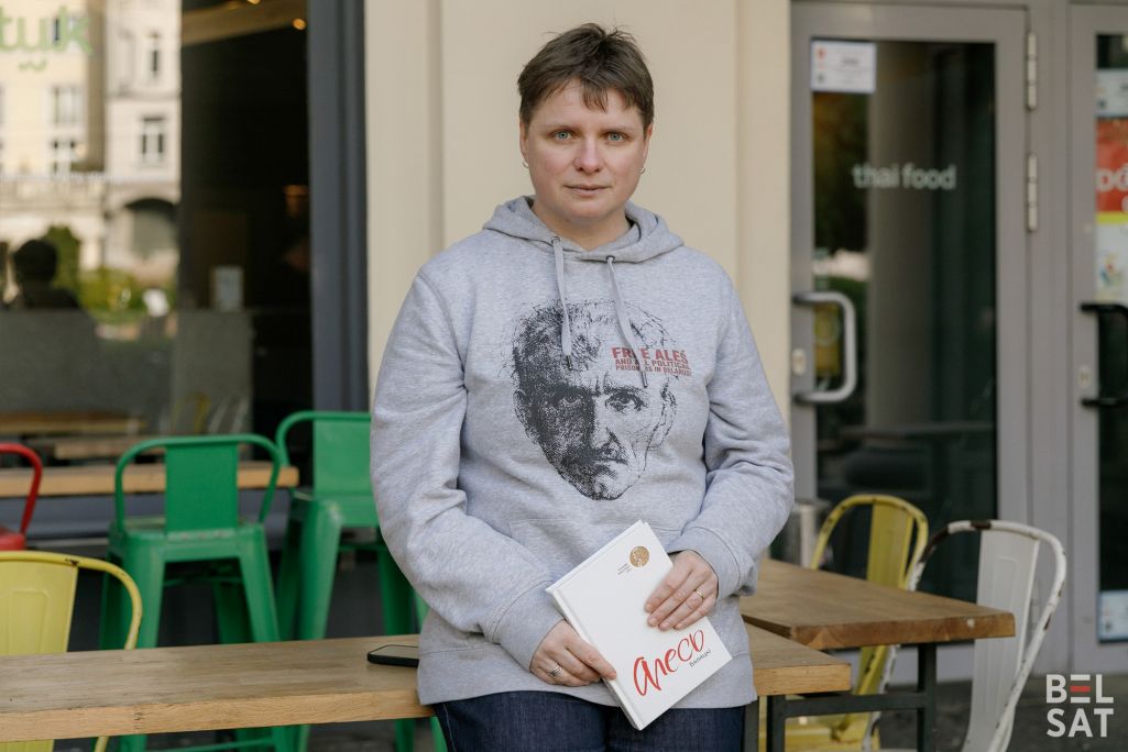 Старшыня Беларускага ПЭНу Таццяна Нядбай трымае кнігу «Алесь Бяляцкі», у якой сабраны ўспаміны Бяляцкага, публікацыі ў перыёдыцы, выступы на канферэнцыях і ў судах, лісты на свабоду ды інтэрв’ю. Варшава, Польшча. 18 красавіка 2024 года. (Фота: Таццяна Верамеева / Белсат)