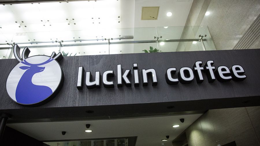 Chińska sieć Luckin Coffee ma dwa razy więcej lokali niż amerykański Starbucks (fot. PAP/EPA/ROMAN PILIPEY)