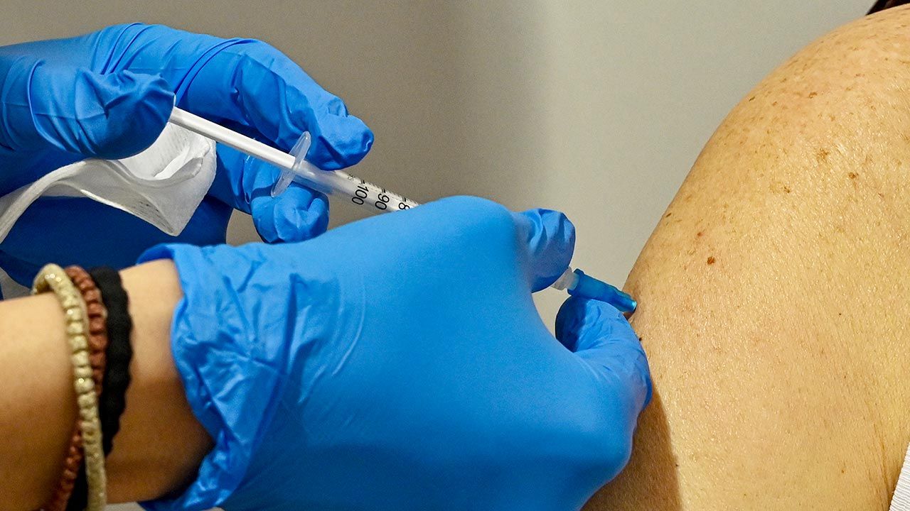 Odsetek szczepień w grupie 60+ wzrósł w Grecji do 90 procent (fot. Milos Bicanski/Getty Images)