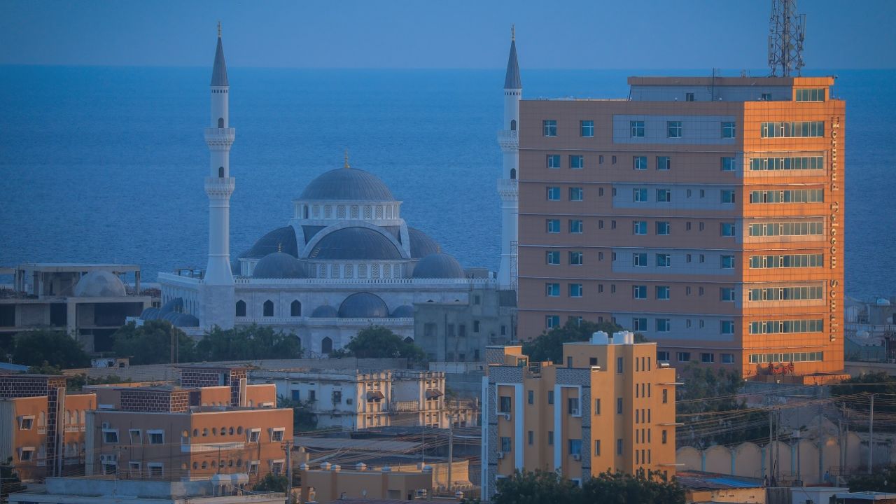Islamscy fundamentaliści regularnie dokonują zamachów w Mogadiszu oraz innych częściach Somalii (fot. Abdulhafid / Shutterstock.com, zdj. ilustr.)