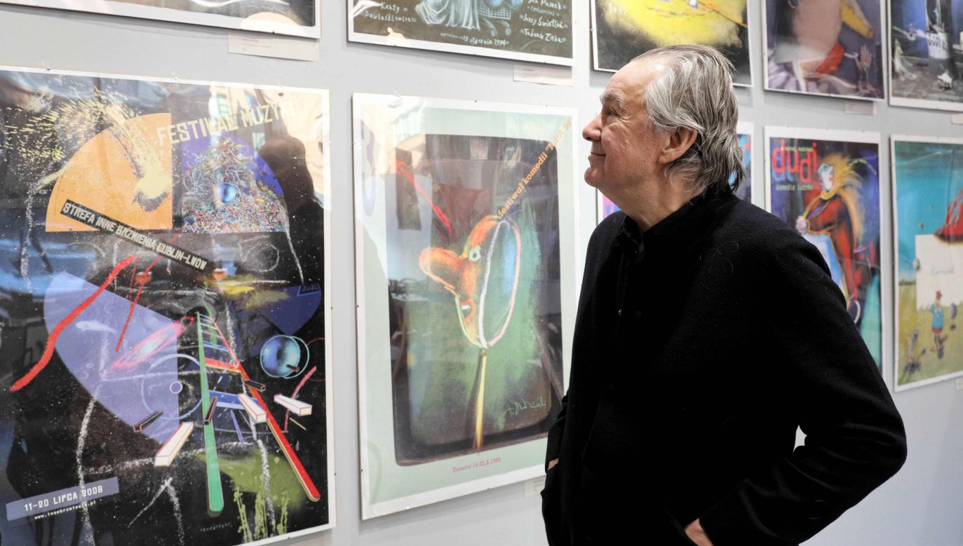 A year ago, in January 2022, Andrzej Dudziński took part in a meeting about the poster exhibition entitled “The Bull and Dudi” at Leonarda Art gallery in Centrum Praskie Koneser in Warsaw. The exhibition displayed works by Franciszek Starowiejski and Andrzej Dudziński. Photo: PAP/Pawel Supernak