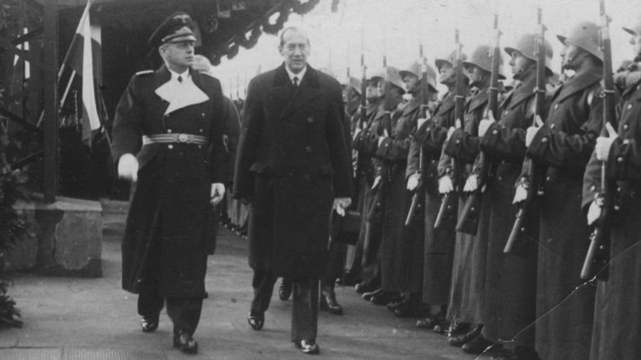 25 stycznia 1939. Minister spraw zagranicznych III Rzeszy Joachim von Ribbentrop przed frontem kompanii honorowej na dworcu w Warszawie w towarzystwie ministra spraw zagranicznych Polski Józefa Becka. Fot. NAC/IKC