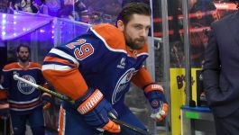 Leon Draisaitl przed meczem jego Edmonton Oilers z Calgary Flames (fot. Getty) Leon Draisaitl przed meczem jego Edmonton Oilers z Calgary Flames (fot. Getty)