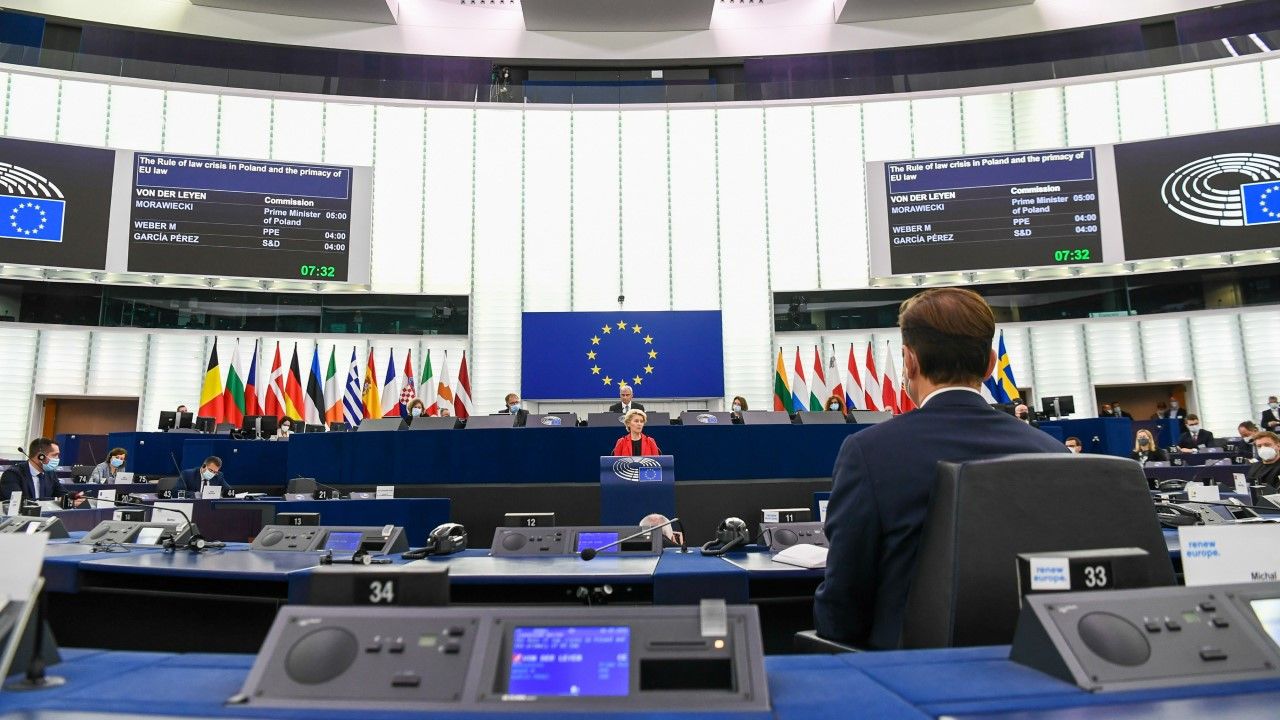 Spór o kompetencje instytucji europejskich między Polską a Brukselą trwa (fot. EU Commission / Pool/Anadolu Agency via Getty Images) Spór o kompetencje instytucji europejskich między Polską a Brukselą trwa (fot. EU Commission / Pool/Anadolu Agency via Getty Images)