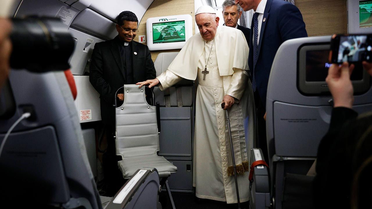 Papież wraca z Kanady (fot. PAP/EPA/GUGLIELMO MANGIAPANE / POOL)