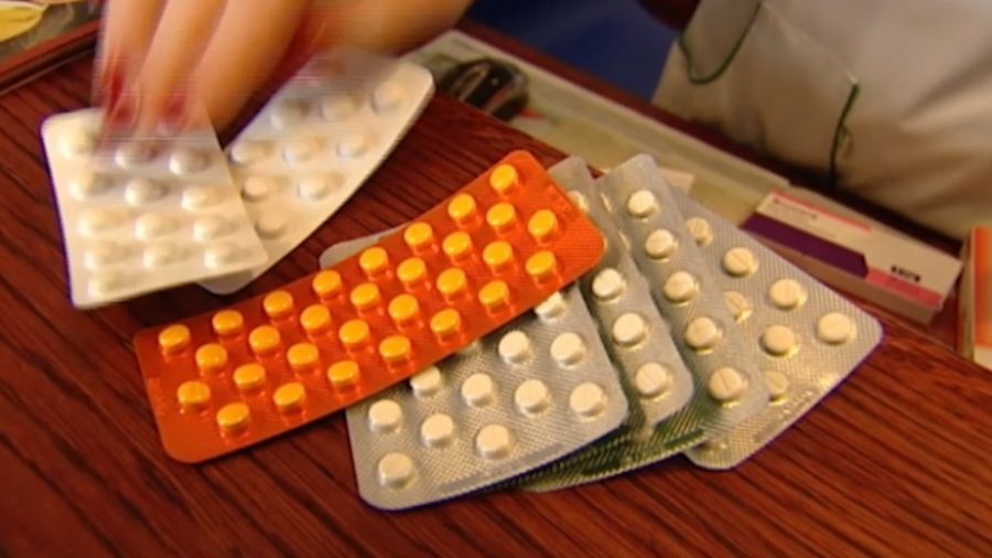 Suplementy diety można przedawkować. Warto robić badania i konsultować się z lekarzem lub farmaceutą 