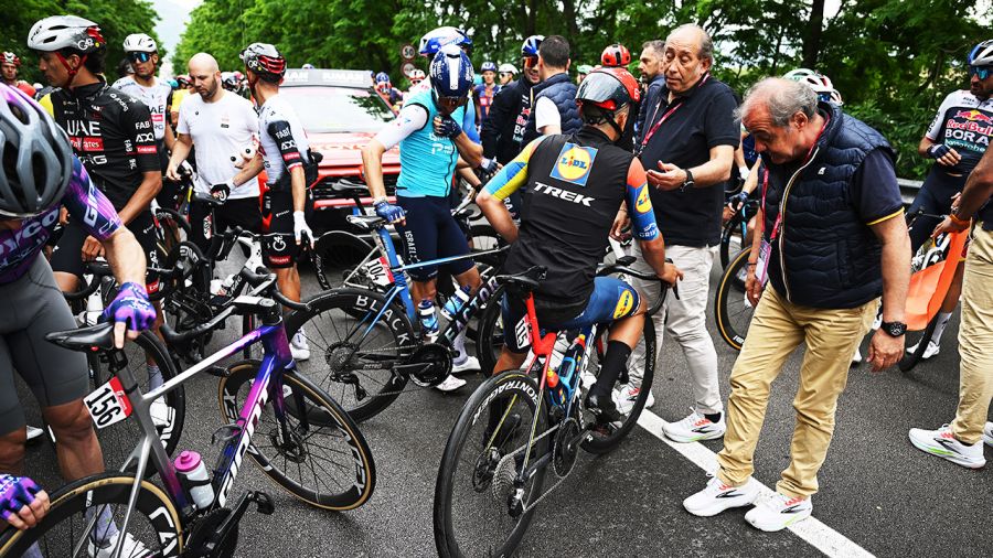 W kraksie na szóstym etapie Giro d'Italia ucierpiało kilkunastu kolarzy (fot. Dario Belingheri/Getty Images)