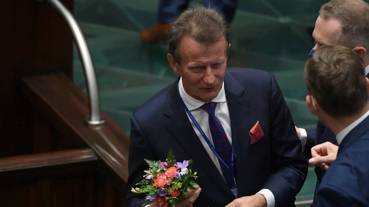 Poseł KO Zbigniew Ajchler (L) po złożeniu ślubowania poselskiego na sali obrad Sejmu (fot. PAP/Marcin Obara)