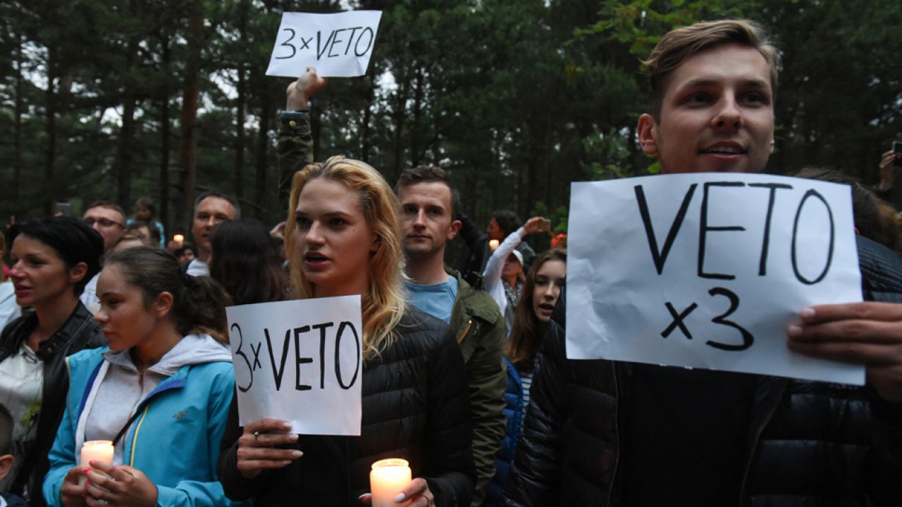 Protest przed prezydencką rezydencją w Juracie, gdzie aktualnie wypoczywa prezydent Andrzej Duda, (fot. PAP/Roman Jocher)