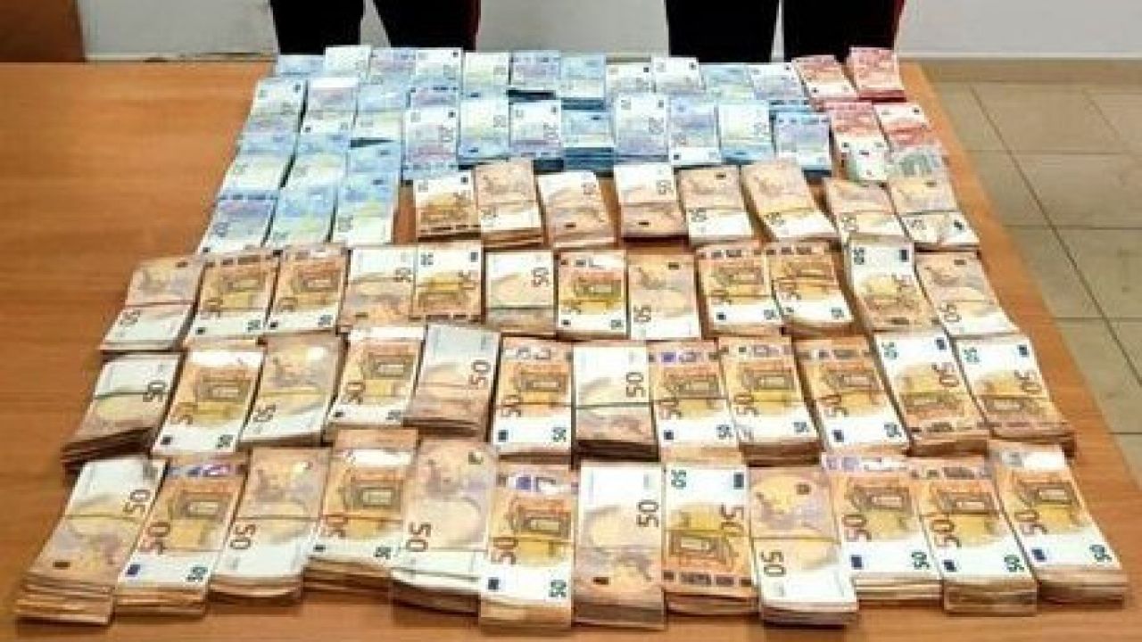 Emeryci udawali zaskoczonych na widok fortuny, którą schowali za meblami (fot. carabinieri.it) Emeryci udawali zaskoczonych na widok fortuny, którą schowali za meblami (fot. carabinieri.it)