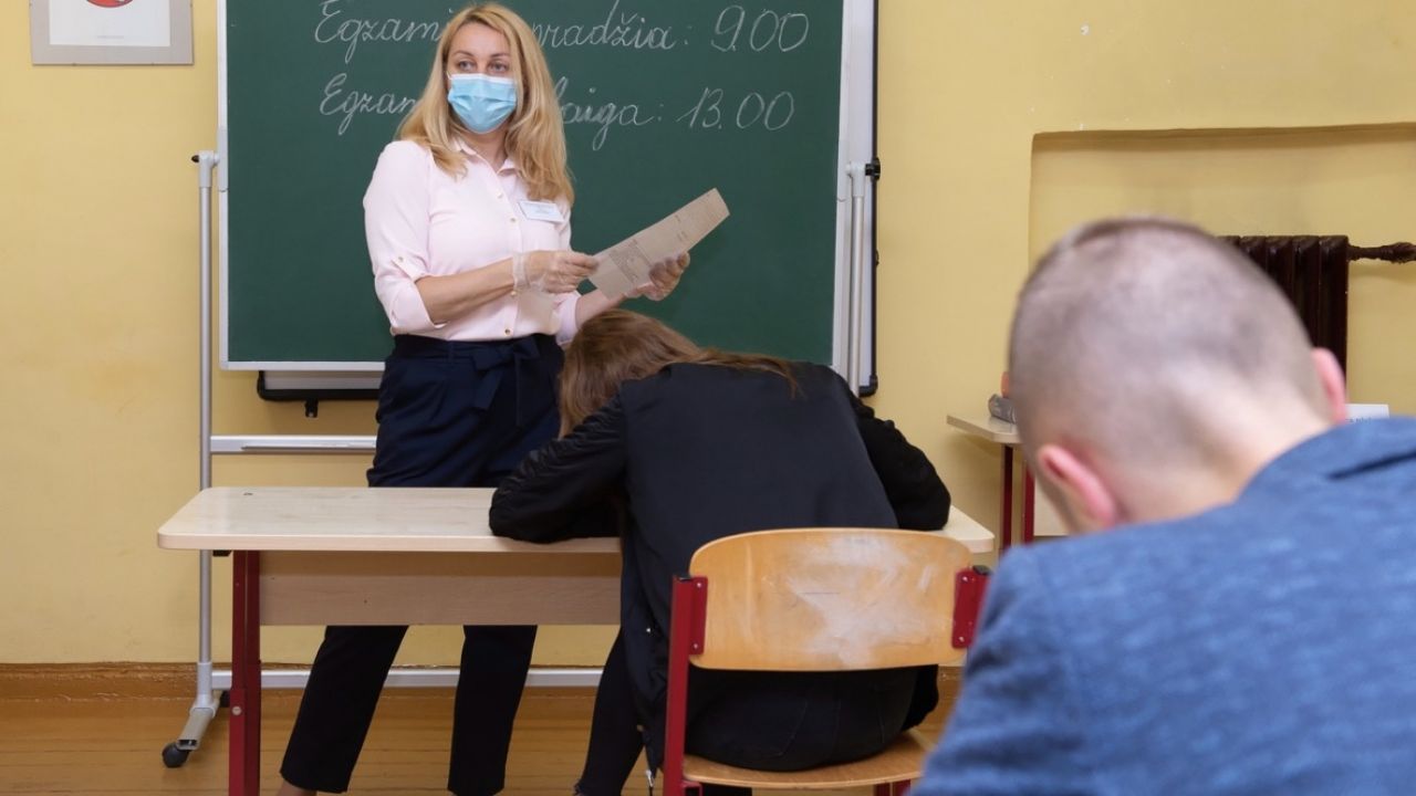 W związku z epidemią od 12 marca w szkołach i w przedszkolach w całej Polsce zostały zawieszone stacjonarne zajęcia (fot. PAP/Valdemar Doveiko, zdjęcie ilustracyjne) W związku z epidemią od 12 marca w szkołach i w przedszkolach w całej Polsce zostały zawieszone stacjonarne zajęcia (fot. PAP/Valdemar Doveiko, zdjęcie ilustracyjne)