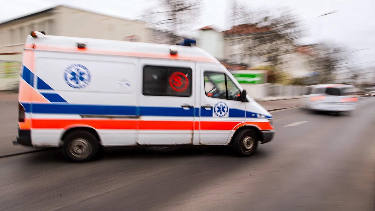 60-letni mężczyzna jechał z niedozwoloną prędkością i używał sygnałów, choć nie wiózł pacjenta (fot. PAP/Tytus Żmijewski) 60-letni mężczyzna jechał z niedozwoloną prędkością i używał sygnałów, choć nie wiózł pacjenta (fot. PAP/Tytus Żmijewski)