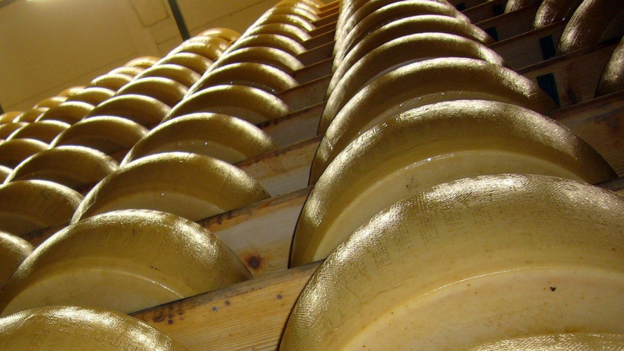 Parmezan produkowany jest zazwyczaj w małych zakładach (fot. pixabay.com/joakant) Parmezan produkowany jest zazwyczaj w małych zakładach (fot. pixabay.com/joakant)