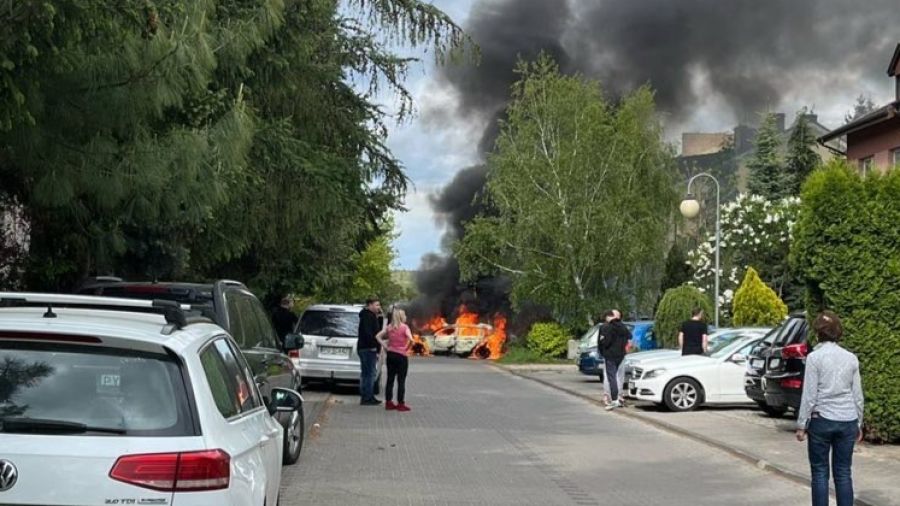 Poznań: pożar auta na ul. Jeziorańskiej, Strzeszyn (fot. widz TVP3 Poznań)