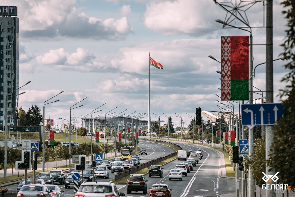 Вялікі сцяг Рэспублікі Беларусь на плошчы Дзяржаўнага сцяга на праспекце Пераможцаў у Менску, Беларусь. (Фота: Белсат)