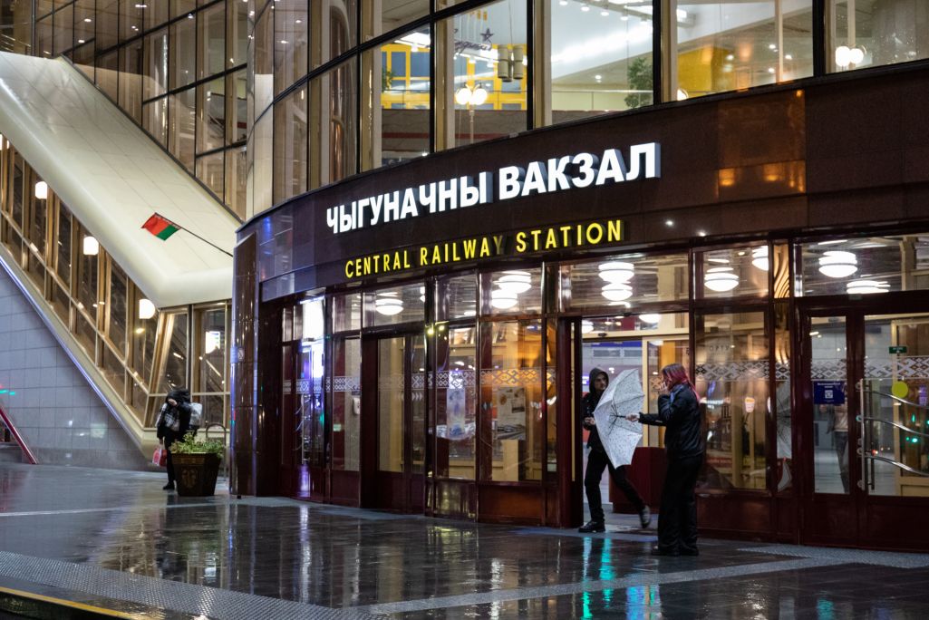 Здымак мае ілюстрацыйны характар. Уваход у будынак чыгуначнага вакзалу ў Менску, Беларусь. 3 кастрычніка 2022 года. (Фота: Белсат)