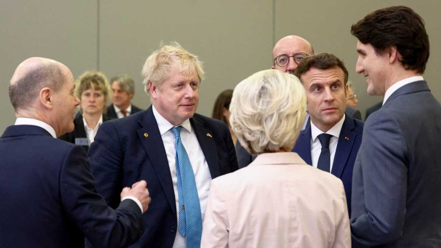 Przywódcy Niemiec, Wielkiej Brytanii, Francji i Kanady z szefową KE i przewodniczącym Rady Europejskiej, marzec 2022 r. (fot. Henry Nicholls - Pool/Getty Images)