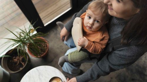 Маці з маленькім дзіцяці ў кавярні. Здымак мае ілюстрацыйны характар. Фота: Freepik