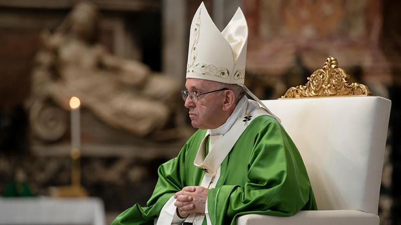 Spotkanie przedstawicieli episkopatów świata odbędzie się w lutym przyszłego roku (fot. REUTERS/Vatican Media/Handout)