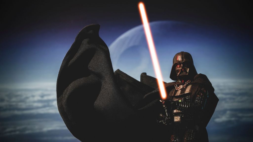 Darth Vader, choć należał do grona najniebezpieczniejszych antagonistów z uniwersum „Gwiezdnych Wojen”, pod koniec swojego życia okazał skruchę i podjął próbę zadośćuczynienia za swoje zbrodnie. Fot. Willrow Hood/Shutterstock