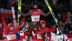 Kamil Stoch (Ś) ze złotem olimpijskim (fot. TVP)