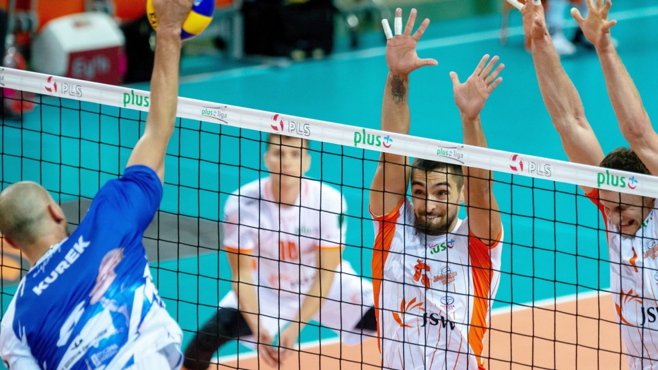 Bartosz Kurek w akcji w meczu z Jastrzębskim (fot. PAP/Andrzej Grygiel)