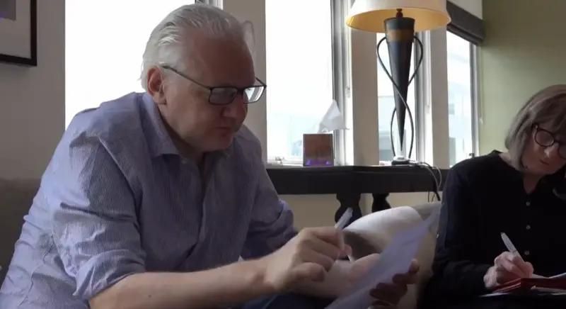 Джуліян Асанж перад вылетам з Лондану. (Фота: WikiLeaks)