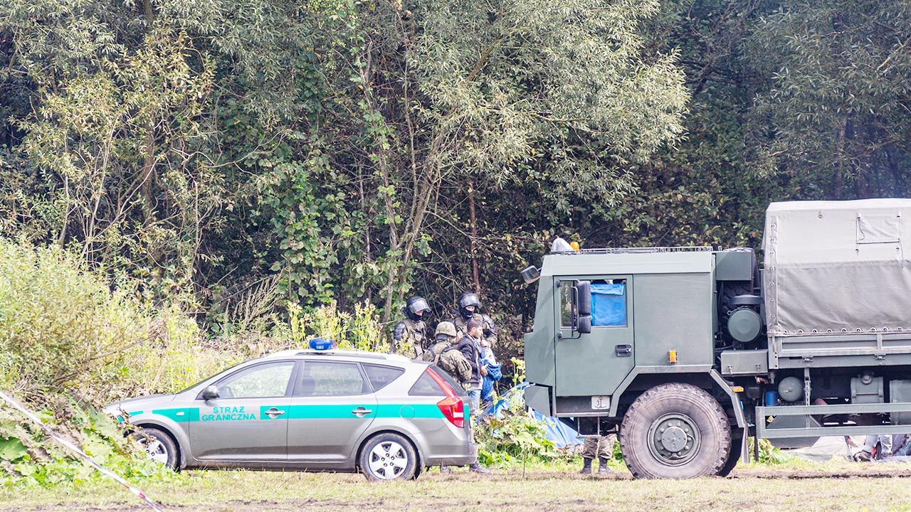 MON zdecydowało o budowie na granicy posterunków w systemie hesco-bastion (fot. Dominika Zarzycka/NurPhoto via Getty Images) MON zdecydowało o budowie na granicy posterunków w systemie hesco-bastion (fot. Dominika Zarzycka/NurPhoto via Getty Images)