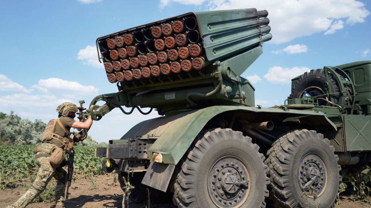 Ukraiński żołnierz szykuje wyrzutnię rakiet, która wystrzeliwuje pociski na rosyjskie cele (fot. Pierre Crom/Getty Images, zdjęcie ilustracyjne)