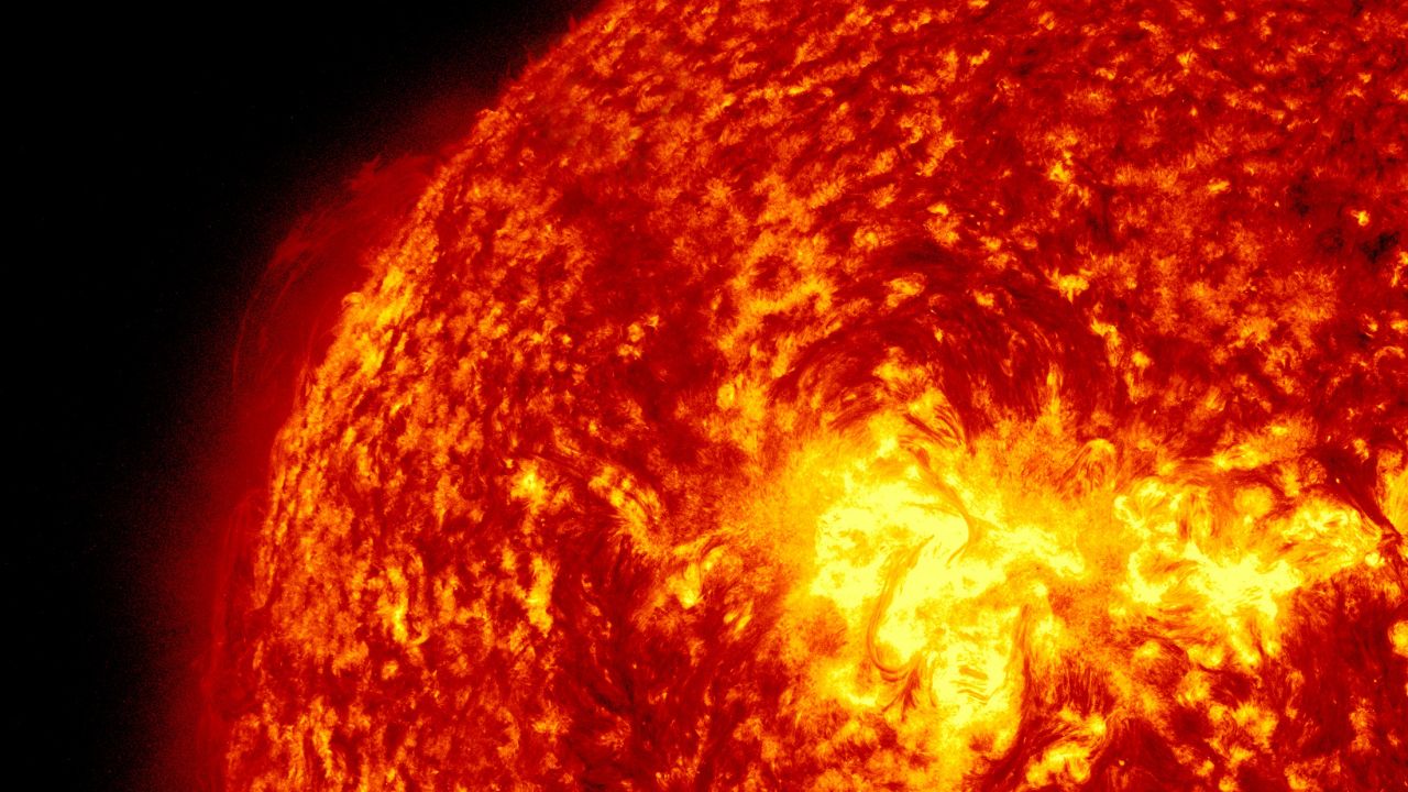 Pomiędzy 2 a 4 sierpnia 1972 r. region słoneczny MR 11976 wykonał serię rozbłysków słonecznych, które wyrzuciły mnóstwo naładowanych cząsteczek (fot. SDO/NASA/ Getty Images)