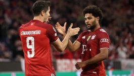 Serge Gnabry (z prawej) ma zostać w Monachium (fot. Getty).