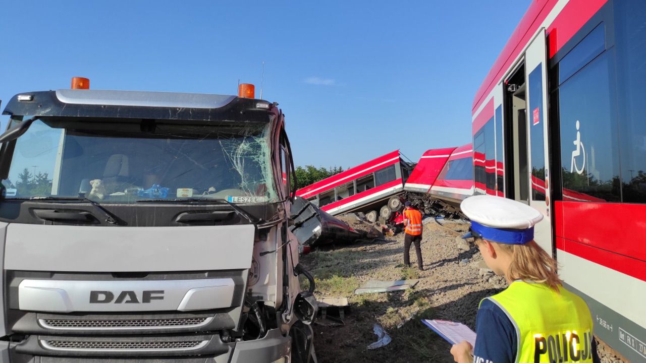 Samochód ciężarowy na przejeździe kolejowym w Kołbaskowie wjechał pod pociąg (fot.TT/Piotr Tuzimek) Samochód ciężarowy na przejeździe kolejowym w Kołbaskowie wjechał pod pociąg (fot.TT/Piotr Tuzimek)
