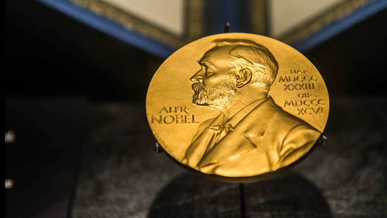 Trzej laureaci podzielą się po równo nagrodą w wysokości 9 mln koron szwedzkich (fot. Shutterstock/superjoseph)